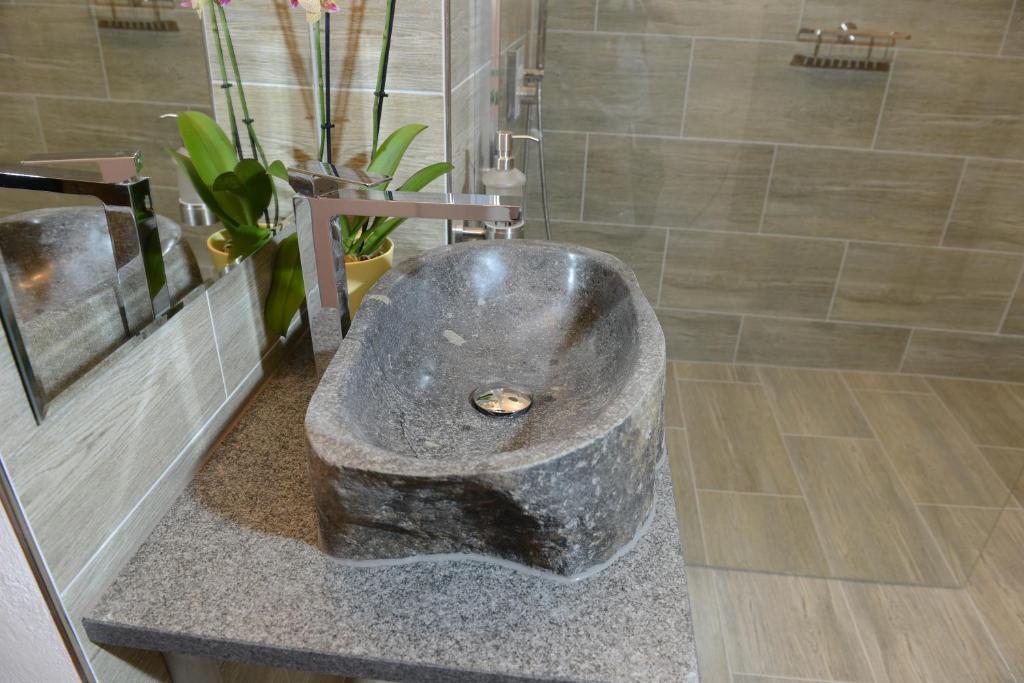 Auszeit-Apartment-Wien-gut-ausgestattes-Badezimmer